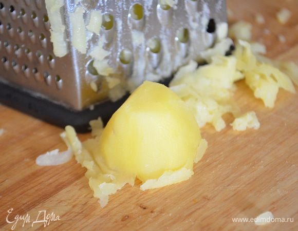 Остывший картофель натираем на крупной терке и складываем в большую миску. 