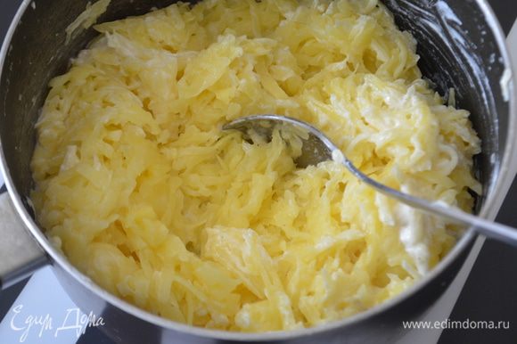 В натертый картофель добавляем яйцо, половину сыра, сметану, солим и перчим по вкусу. Размешиваем до однородности.