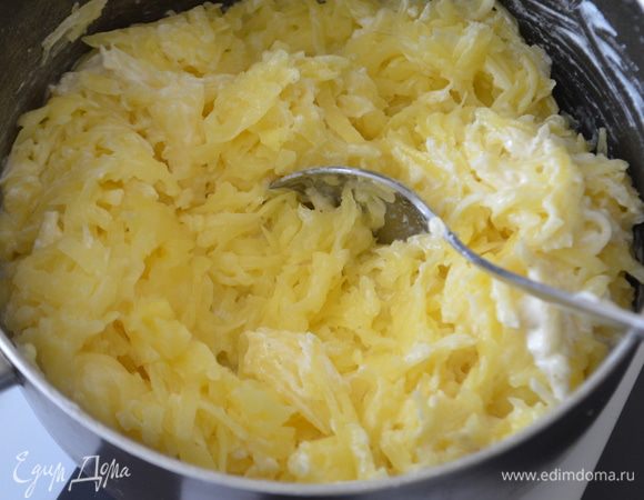В натертый картофель добавляем яйцо, половину сыра, сметану, солим и перчим по вкусу. Размешиваем до однородности. 