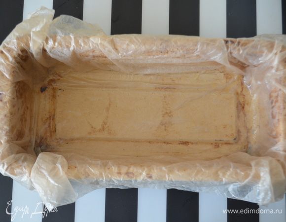 Теперь подготавливаем форму для террина: смазать ее маслом и выложить в нее бумагу для выпечки. Я бумагу смачиваю и мну - она становится как ткань - очень удобно! Бумагу тоже потом немного смазать маслом, чтобы готовый террин без проблем отстал от нее. 