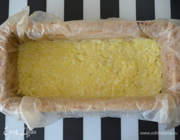 На дно выкладываем половину картофельной массы, утрамбовываем. 