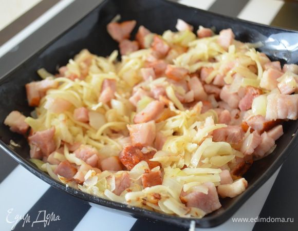 Вторую половину сыра кладем в грудинку и размешиваем.