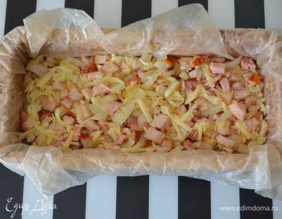 Выкладываем грудинку на картофельный слой.