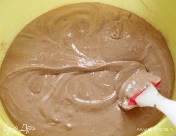 Продолжая взбивать, добавить муку и смешать до однородности. Тесто должно получится  как на оладьи.
