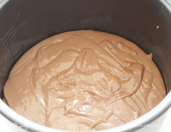 Форму для мультиварки смазать слив. маслом, выложить тесто.