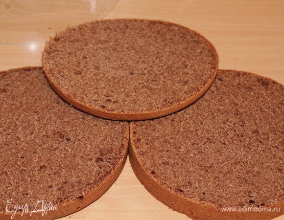 Остывший бисквит разрезать на 3-4 коржа (можно и больше).