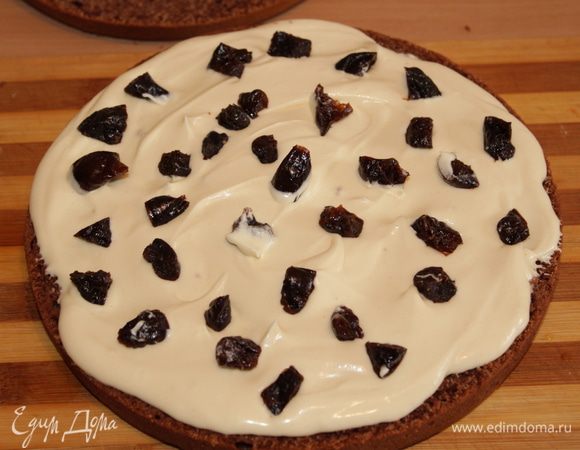 Промазать коржи кремом,  расскладывая в каждом слое  порезанный чернослив.