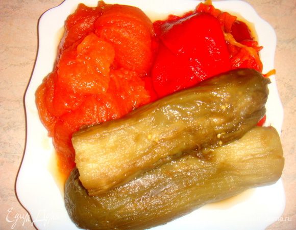 Снять у всех овощей кожицу, у перцев удалить семена. 