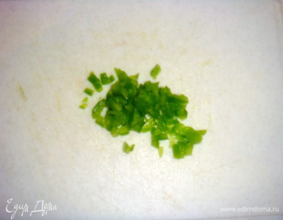Зеленый перчик мелко порезать.