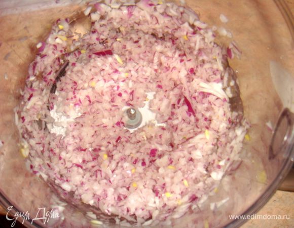 Лук мелко порезать.