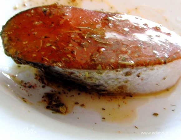 Духовку в режиме гриль разогреть до 180 градусов. Мед немного подогреть, чтобы стал жидким на плите. Смешать травы с медом. Семгу со всех сторон обсыпать солью и обильно смазать медом с травами. Оставить на 15 минут. Запекать в фольге 10 минут. Сверху можно оставить открытой рыбку, чтобы верх подрумянился. Подавать отдельно или с гарниром. 
