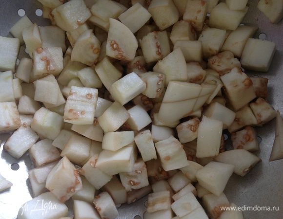 Баклажаны вымыть,порезать кубиками,посолить и оставить на 15 минут (для выхода горечи).