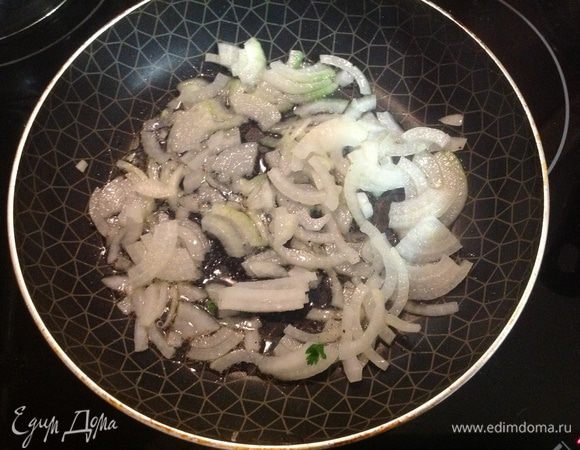 Лук нарезать полукольцами и прижарить до золотистого цвета на оливковом масле.