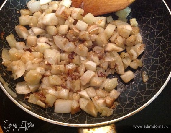 Сполоснуть баклажаны холодной водой,обсушить и добавить к луку.Прожарить еще минут 10.