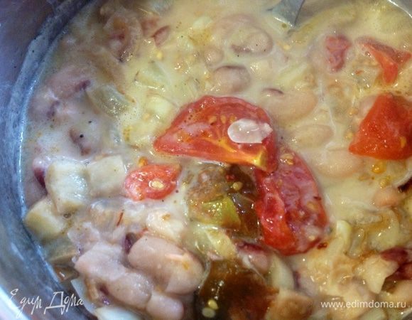 ....и через 5 минут помидоры с чесноком.Все хорошо перемешать и проварить 10 минут. Добавить специи.