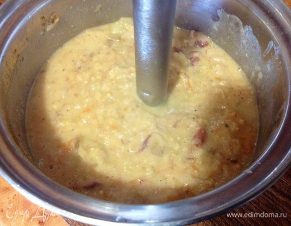 Измельчить суп блендером до гладкого пюре. Снова довести суп до кипения.