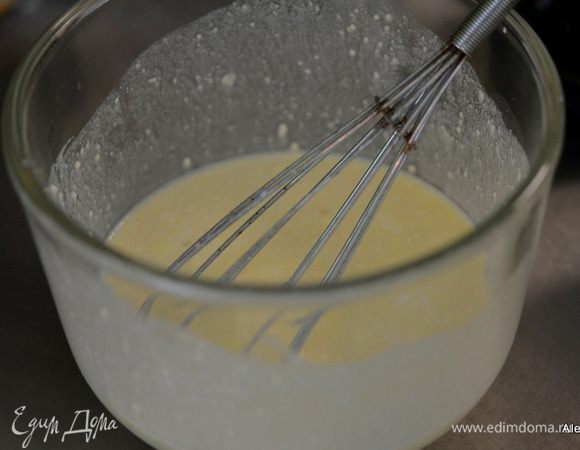 Смешать сухие ингредиенты для бисквита,добавить слив.масло и порубить все вместе  в крошку ножом или в фудпроцессоре. Затем добавить молоко и перемешать вручную. Если будет суховато, то добавить 1 яйцо. В оригинале в бисквит яйцо не добавляется.
 Оставшееся тесто разровнять скалкой слегка и вырезать круги. Выложить на противень и выпекать в горячей духовке.