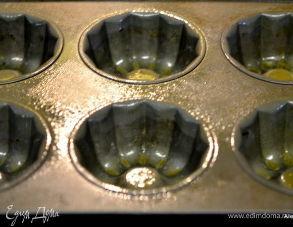 Разогреть духовку до 190 гр.
Смазать формочки стандартные на 12 шт. У меня крупные на 6 шт.
