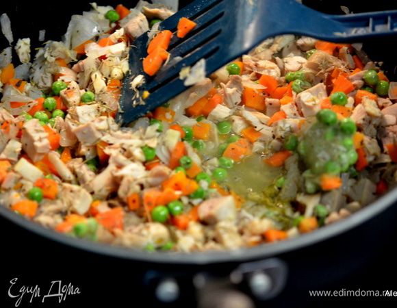 Разогреть сковороду, вылить растит.масло. Обжарить лук, добавить курин.кусочки, бульон. Затем морковь и зеленый горошек замороженный. Посолить и поперчить добавить тимьян. Снять с огня как жидкость убавилась. Остудить 5 мин. и добавить сыр. Перемешать.