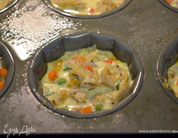 Затем выложить в каждую ячейку куриные кусочки с овощами и залить остатками тесто. Поставить в разогретую духовку на 25-30 мин. Дать остыть 10 мин.