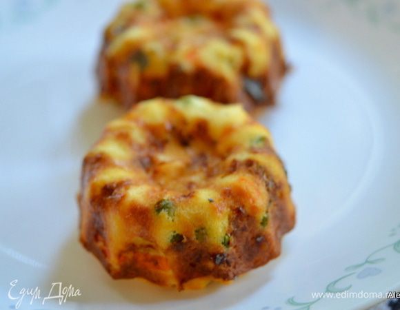 Перевернем форму, если у вас хорошо было смазана формочка, то все порции выскакивают без повреждений. Подаем к столу. Приятного аппетита.