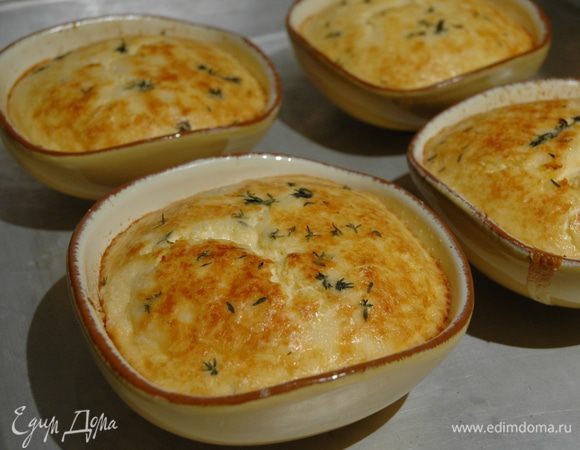 Температуру духовки понизить до 170°С и выпекать суфле 8–10 минут — оно должно подняться и стать золотистым. Подавать немедленно! 