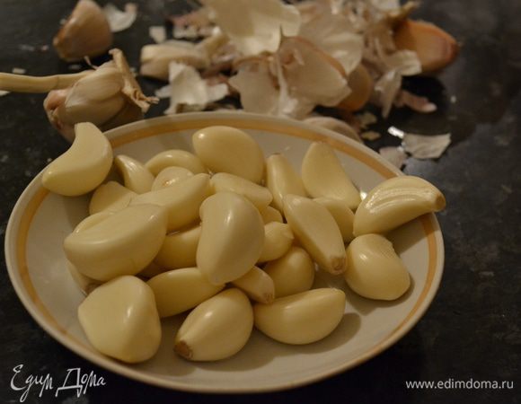 Подготовить начинку. Очистить и мелко нарезать чеснок...