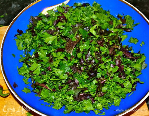 Порубить зелень (петрушку, сельдерей и василек (фиолетовый базилик))...