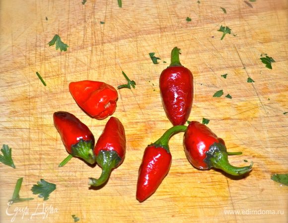Мелко нарезать перчик чили. У нас он называется "огонек".