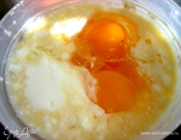 Кефир вливаем в шейкер, туда же вбиваем яйца.