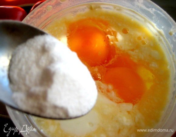 Добавляем соду. Взбиваем весь состав.