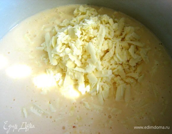 Переливаем в большую ёмкость, высыпаем всю брынзу.