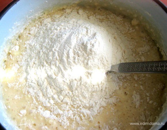 Всыпаем муку. У меня было 300 мл кефира, поэтому муки взяло тесто 2,5 стакана. Если брать меньше кефира, то может и муки понадобится меньше (2 стакана).