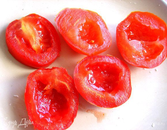 Это мне показалось мало и решила, что немного томатов не помешает))) Только без сока,одна мякоть!