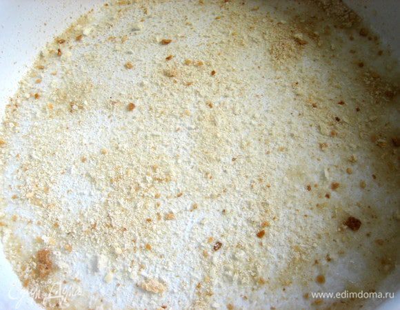 Смазываем керамическую форму и присыпаем панировочными сухарями.