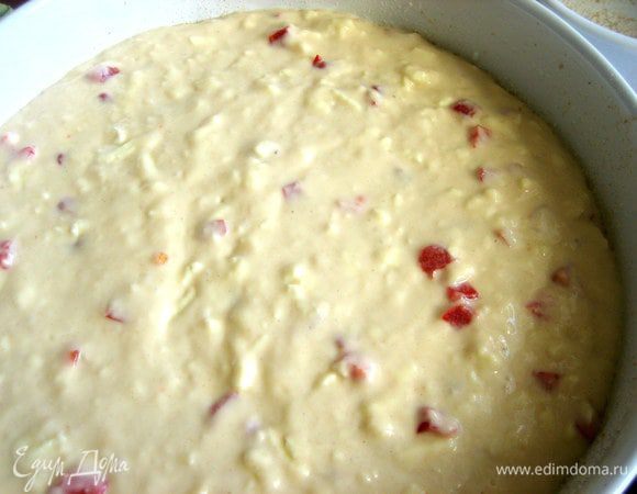 Выливаем тесто в форму.