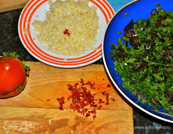 Помидоры надрезать пополам, но не дорезая до конца. И начинить каждый помидор смесью чеснока, зелени и перца. 