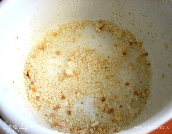 Часть теста я решила испечь в порционной формочке (11 см)...Тоже смазываем, посыпаем...