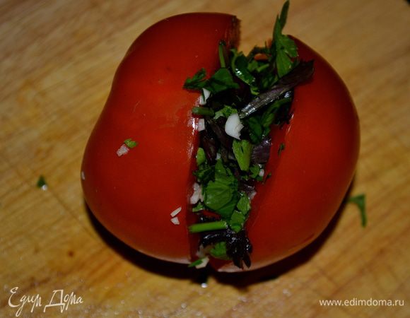 Плотно уложить в емкость (кастрюльку, небольшое пластмассовое ведерко) и залить заранее приготовленным рассолом - на 1 л воды 1 ст. л. крупной соли. Накрыть помидоры в рассоле крышкой или тарелкой и поставить сверху гнет. Оставить их на 2 дня при комнатной температуре. У меня стояли на балконе. 