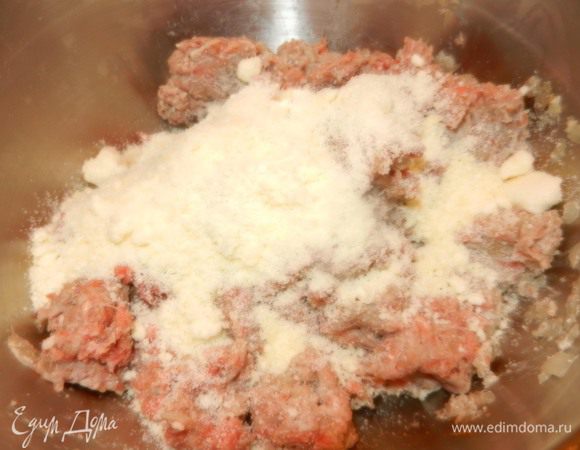 Свинину (говядину) перекрутить с луком, посолить, поперчить. Сыр мелко натереть, смешать с фаршем.