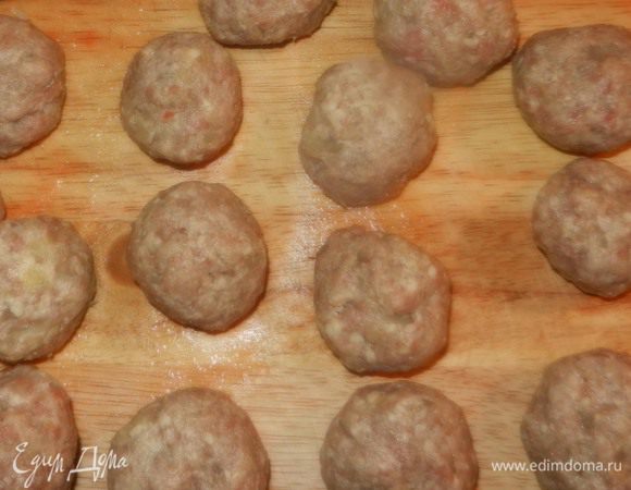 Вбить яйцо, вымешать фарш и сформировать круглые тефтельки.