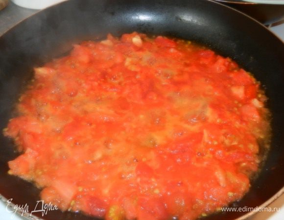 Помидоры опустить в кипяток на минут 5, очистить от шкурки и мелко нарезать. Тушить минут 15, чтобы пустили много сока, посолить, добавить 1 ст.л. сахара, щепотку душистого перца.
