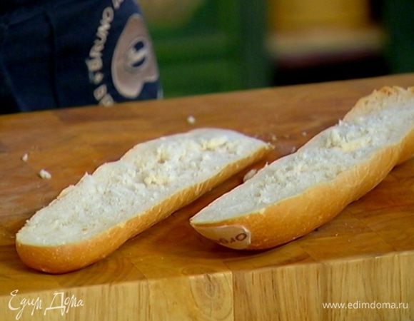 Багет разрезать вдоль пополам.