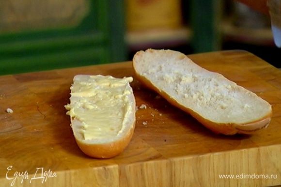 Смазать каждую половинку хлеба небольшим количеством майонеза.