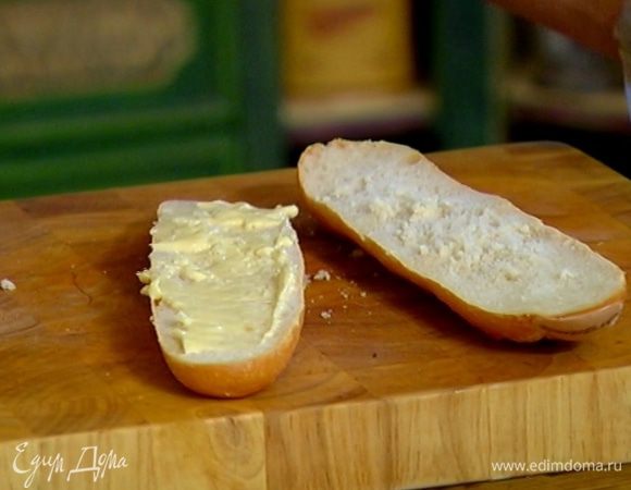 Смазать каждую половинку хлеба небольшим количеством майонеза.