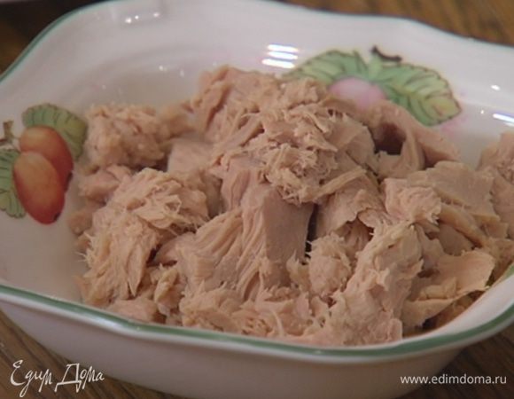 Из тунца слить жидкость.