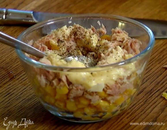 Кукурузу соединить с тунцом, посолить, поперчить, добавить 1 ч. ложку с горкой майонеза и все перемешать.