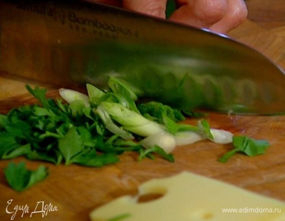 Петрушку и зеленый лук мелко порубить и перемешать.