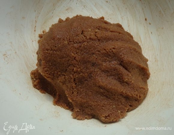 Сделать ваш любимый крем и добавить в крошки столько, чтобы можно было из них что-то слепить.