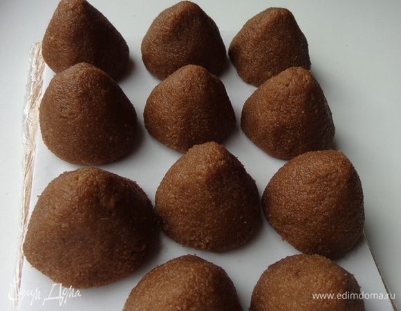 Сделать основы рюмочек и минут на 20 поставить их в холодильник.